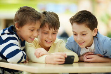 Hoe wij onze kinderen voorbereiden op social media - opvoeden in de digitale wereld van YouTube Snapchat en TikTok
